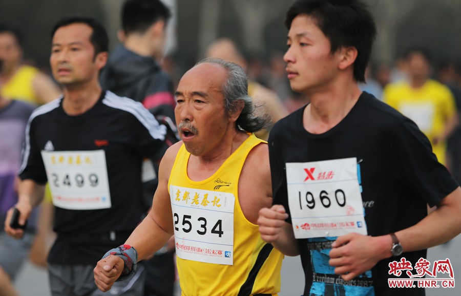 一位老年選手與年輕人比速度。