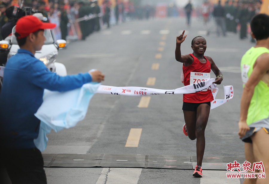 女子全程第一個(gè)沖過(guò)終點(diǎn)線的選手。