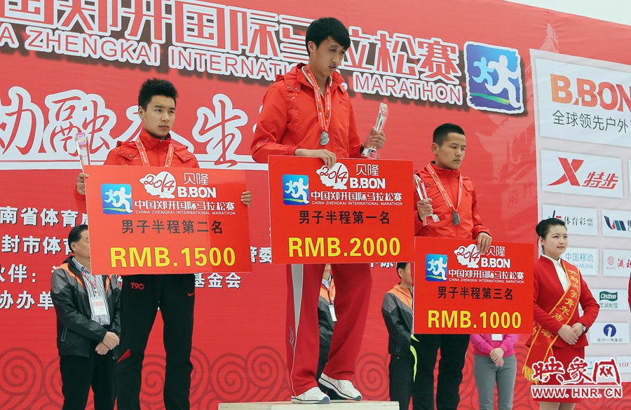 男子半程前三名選手。