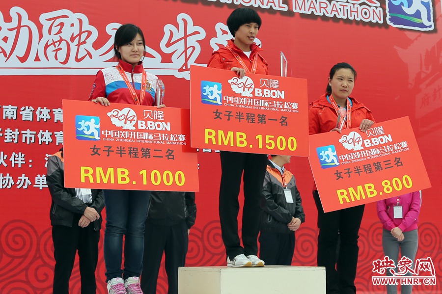 女子半程前三名選手。