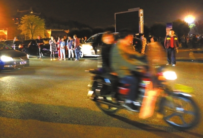 3月30日凌晨，地震發(fā)生后，秭歸縣城一些居民聚集到開闊的廣場上。新華社發(fā)