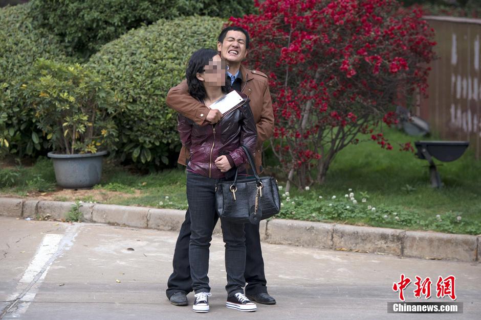 4月8日，劫持者與警方對峙。