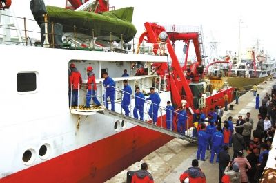  4月8日，“科學(xué)號”科學(xué)考察船從青島市中苑碼頭啟航，赴沖繩海槽區(qū)域進(jìn)行科學(xué)考察。圖/CFP