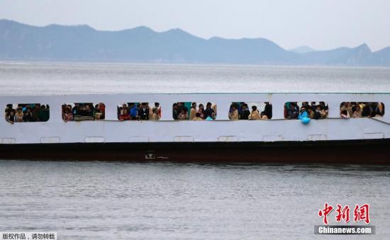 　4月17日清晨，失蹤者家屬乘坐渡輪前往事故現(xiàn)場。