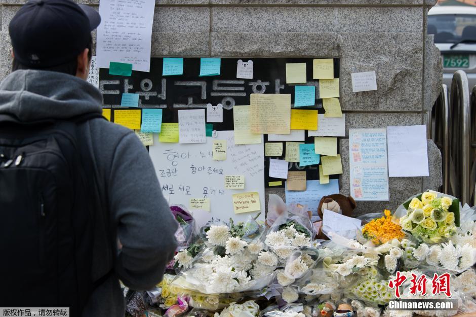 當(dāng)?shù)貢r(shí)間2014年4月21日，韓國安山，民眾持續(xù)為沉沒客輪失蹤乘客祈禱。