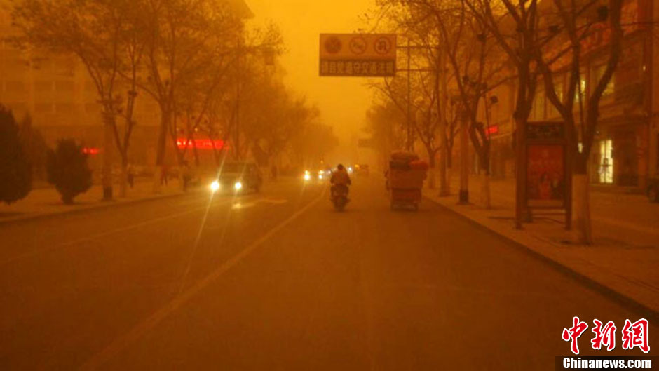 4月23日中午，甘肅酒泉多地出現(xiàn)強(qiáng)沙塵暴。