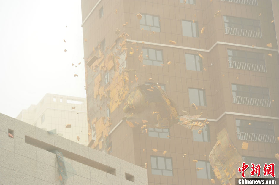 4月23日，受強(qiáng)冷空氣影響，新疆哈密出現(xiàn)出現(xiàn)強(qiáng)沙塵和降溫天氣，部分路段能見(jiàn)度不足50米