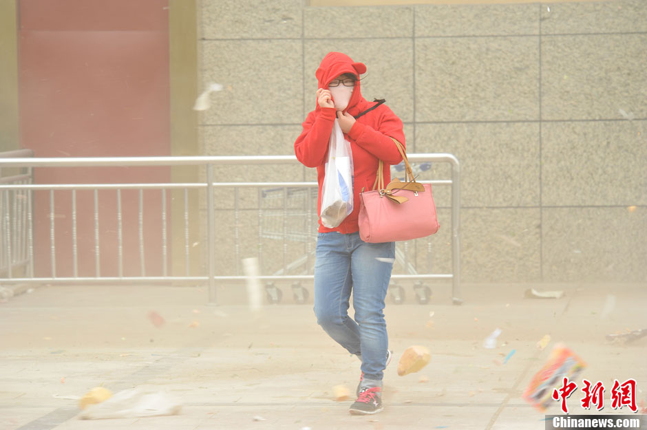 4月23日，受強(qiáng)冷空氣影響，新疆哈密出現(xiàn)出現(xiàn)強(qiáng)沙塵和降溫天氣