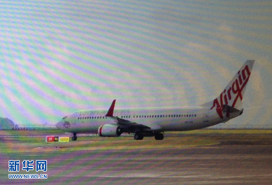 4月25日，迫降的澳大利亞維珍航空公司客機停在印度尼西亞巴厘島登巴薩機場（透過飛機舷窗拍攝）。