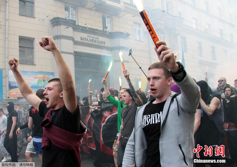 當地時間4月28日，烏克蘭哈爾科夫，親歐民眾和親俄民眾在街頭示威時發(fā)生大規(guī)模沖突。