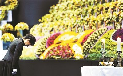 4月29日，韓國總統(tǒng)樸槿惠為“歲月”號(hào)沉沒客輪死難者默哀圖片/IC