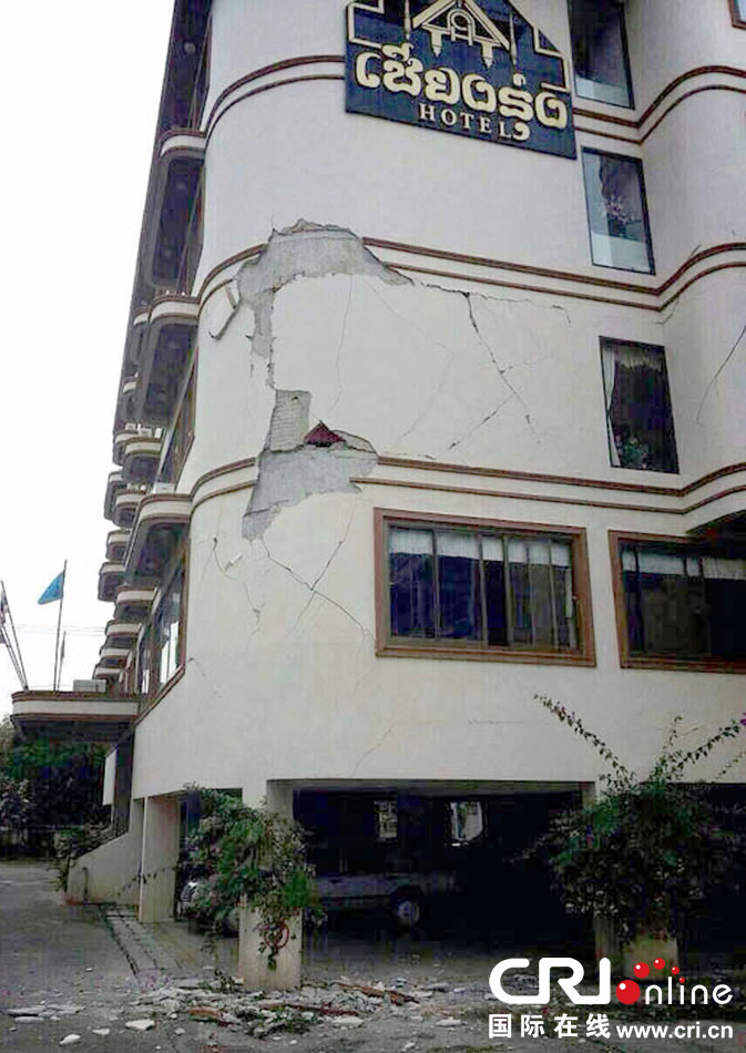 　當(dāng)?shù)貢r間2014年5月5日，泰國清萊，一棟酒店大樓墻皮脫落。 圖片來源：東方IC