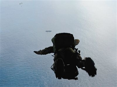 美國空軍救助兩名中國漁民 美國空軍救助兩名中國漁民
