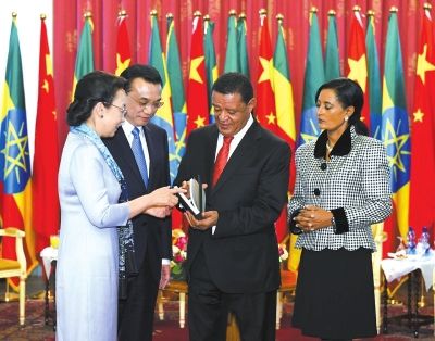 李克強總理與夫人程虹當(dāng)?shù)貢r間6日上午同埃塞總統(tǒng)穆拉圖夫婦在國家宮會見。會見后，程虹將自己的著作和譯著贈送給姆拉圖總統(tǒng)夫婦。