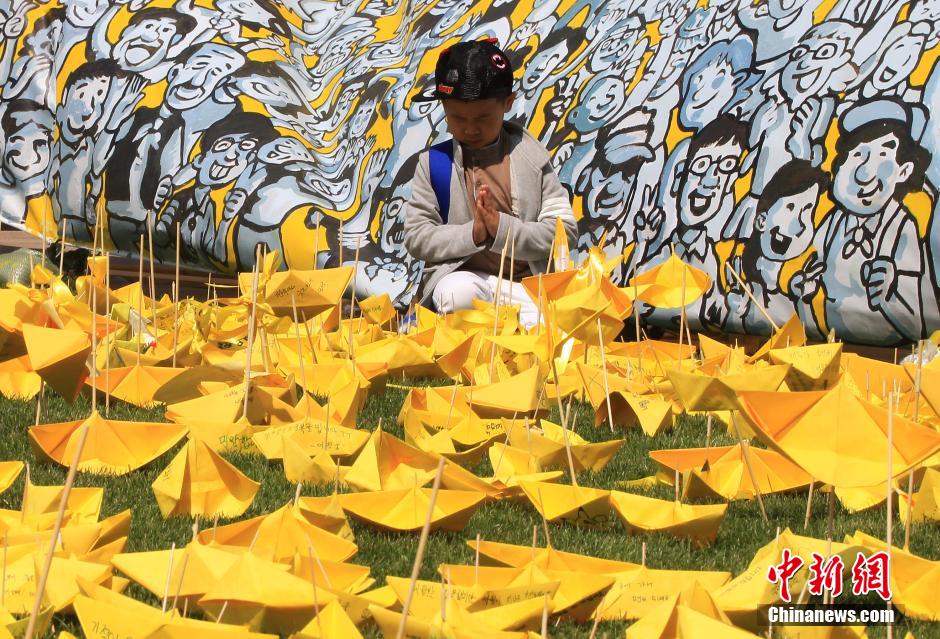 韓國(guó)民眾折紙船擺愛心 悼念客輪沉沒遇難者