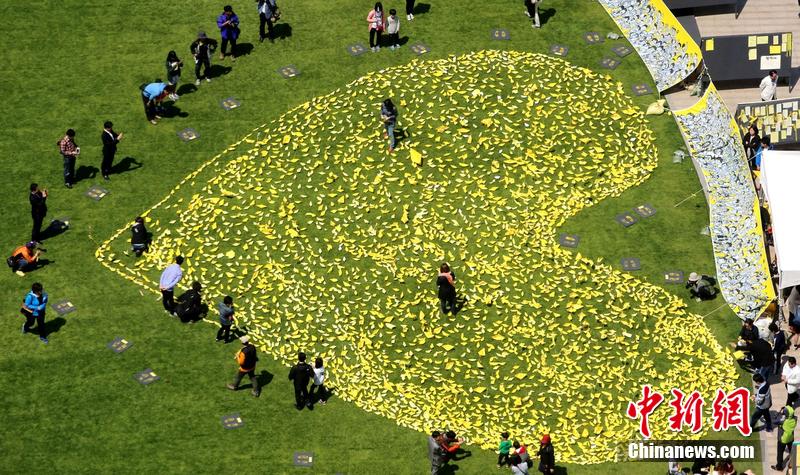 韓國(guó)民眾折紙船擺愛心 悼念客輪沉沒遇難者
