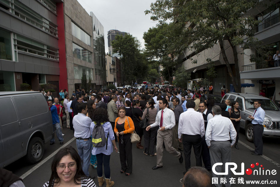 當?shù)貢r間2014年5月8日，墨西哥墨西哥城，市民聚集在街道上?！D片來源：Rebecca Black