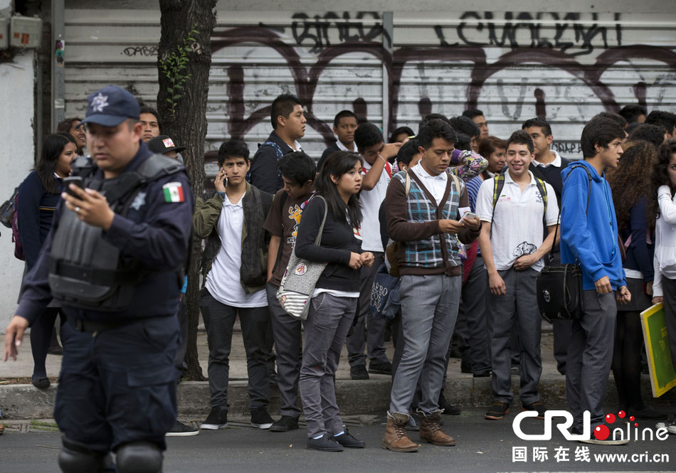 當?shù)貢r間2014年5月8日，墨西哥墨西哥城，市民等在路邊等待道路重新開啟。