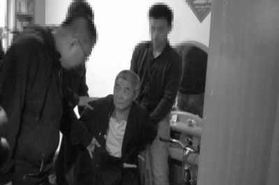 　向南夫被警方抓獲。