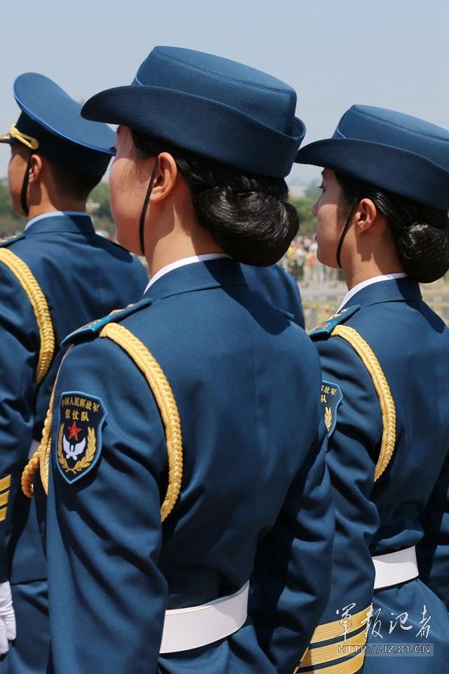 解放軍首批女儀仗兵亮相，90%以上擁有大專以上學(xué)歷，平均身高1.72米。圖為女兵儀仗隊(duì)。