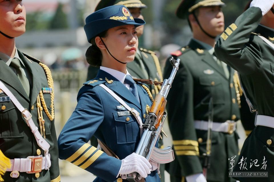 中國三軍儀仗隊(duì)首現(xiàn)女儀仗兵身影