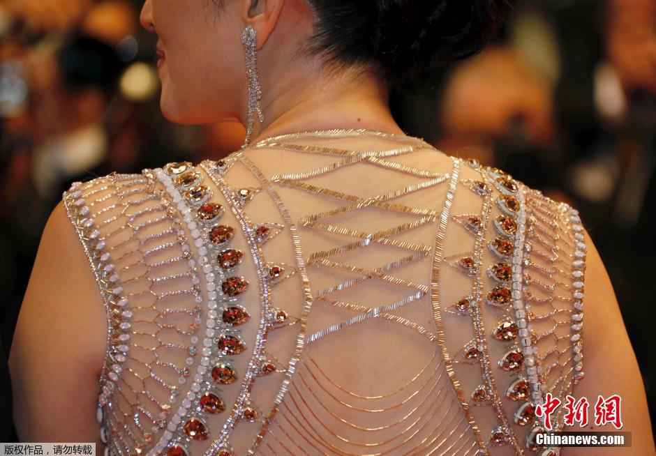 《歸來(lái)》戛納首映 兩代謀女郎紅毯PK