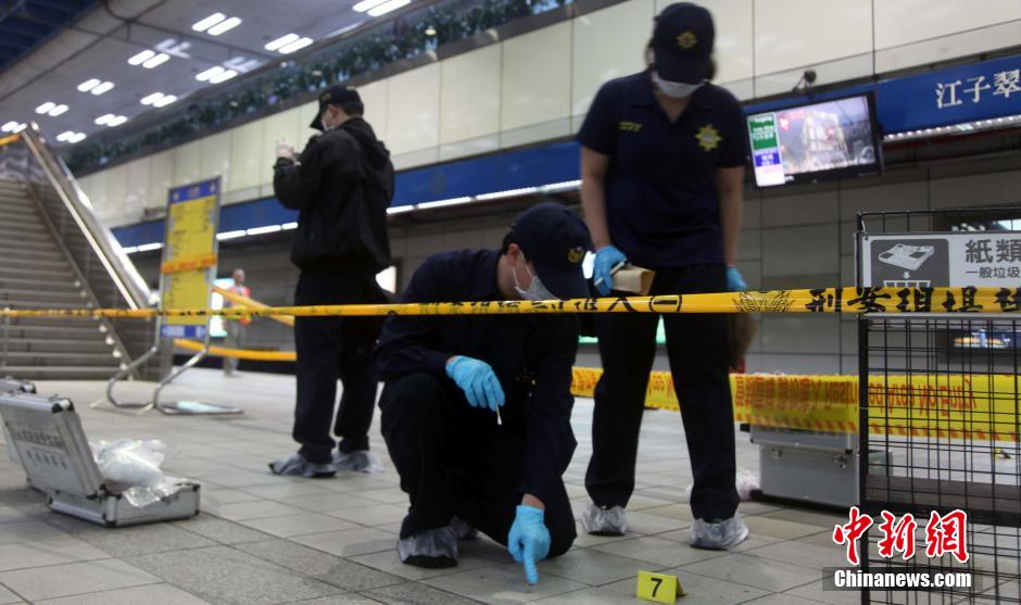 圖為新北市警察在現(xiàn)場勘查。中新社發(fā) 劉舒凌 攝