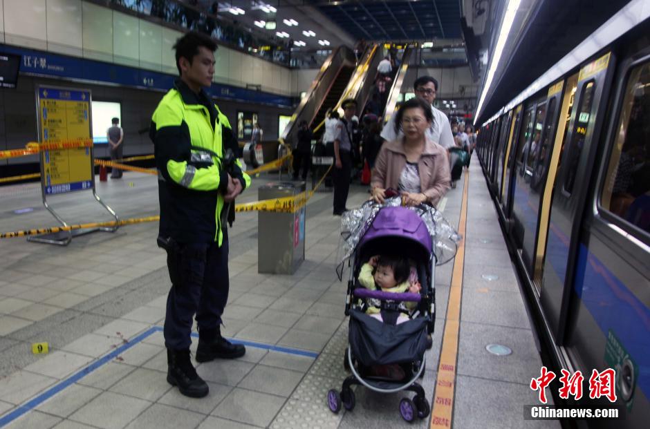 圖為新北市警察在現(xiàn)場勘查。中新社發(fā) 劉舒凌 攝