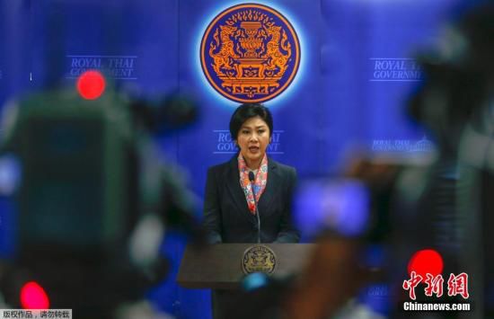 英拉向泰國軍方報到 乘私人防彈車抵達(dá)