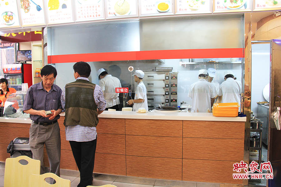 店面仍處于“試營業(yè)”狀態(tài),后廚的設備嶄新,看起來還算整潔。