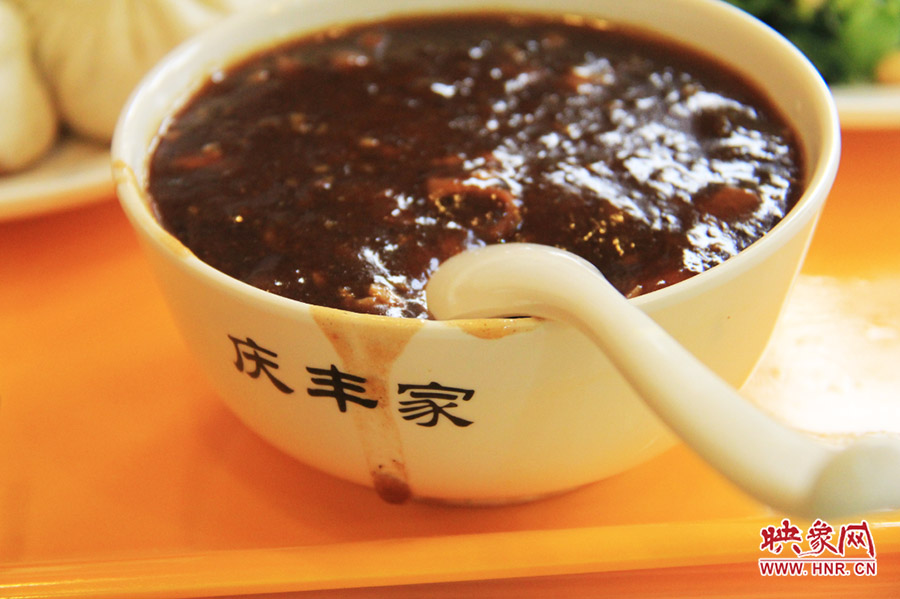 一碗炒肝,看上去也有滋有味。