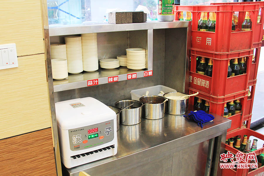 調(diào)料、小碟、餐具也都被放在另一張單獨的桌子上,需要用餐者“自助”。