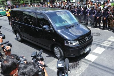 英拉向泰國軍方報(bào)到后被扣留。