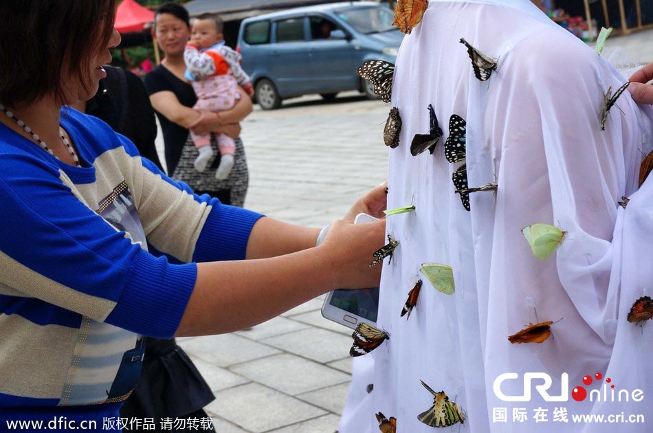 “蝴蝶仙子”身穿上百只剛剛扎死的蝴蝶。圖片來(lái)源：老祝/東方IC