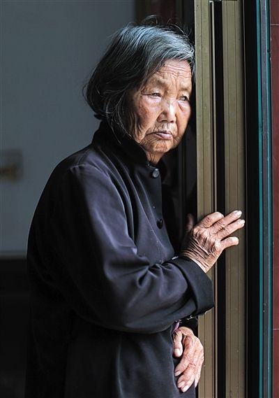 為了能“睡棺木”土葬，潘秀英四次喝農(nóng)藥自殺，后被搶救過來。