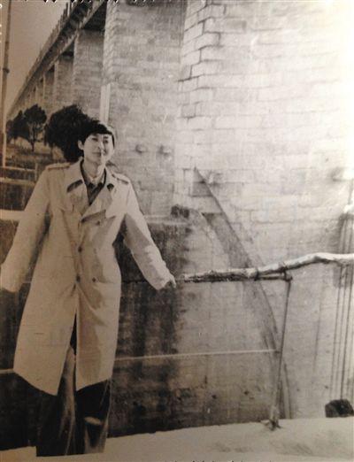 1995年，于英生在蚌埠淮河閘上留影。