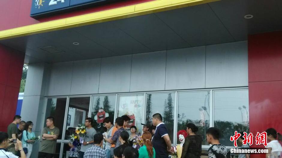 山東招遠民眾自發(fā)悼念“5·28”受害者