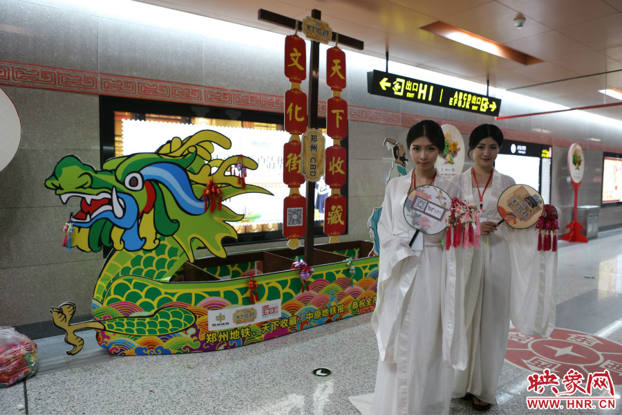 乘著龍舟“穿越”到鄭州的兩位古裝美女。