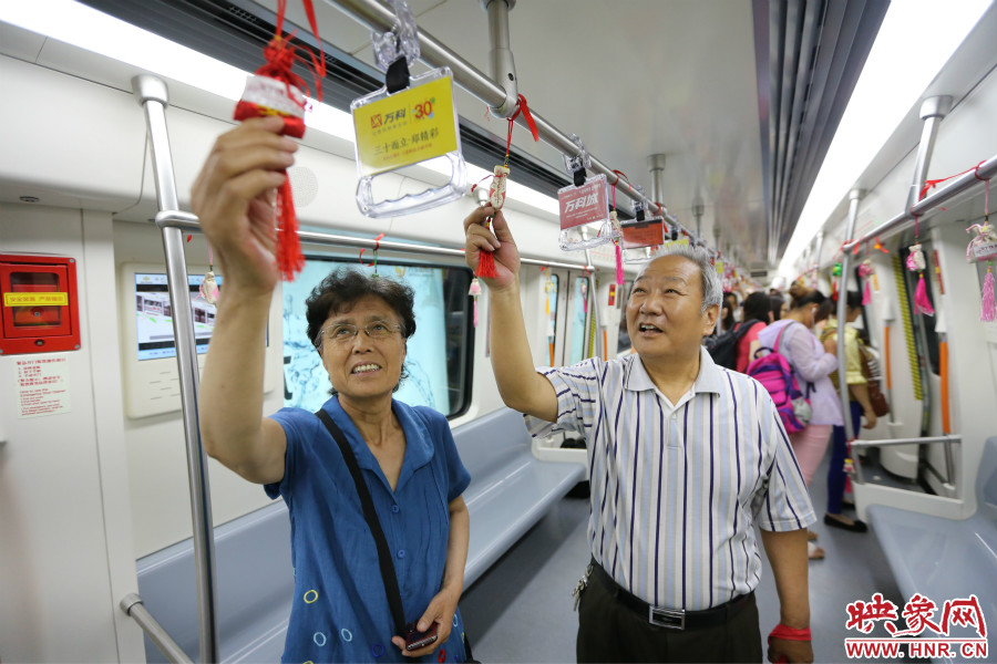 濃濃的端午文化吸引了不少老年人前來乘坐地鐵。