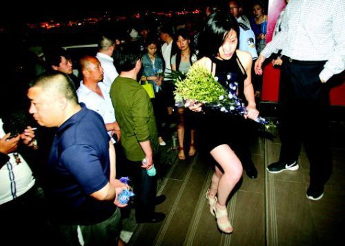 血案發(fā)生幾天來，很多招遠(yuǎn)市民自發(fā)送來鮮花，悼念逝者。本報記者趙金陽見習(xí)記者呂奇攝