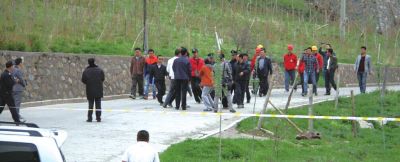 上圖：工廠保安拒絕外人入內(nèi)。下圖：工作人員戴上防護(hù)面具進(jìn)入現(xiàn)場?！把胍曅侣劇蔽⒉? width=