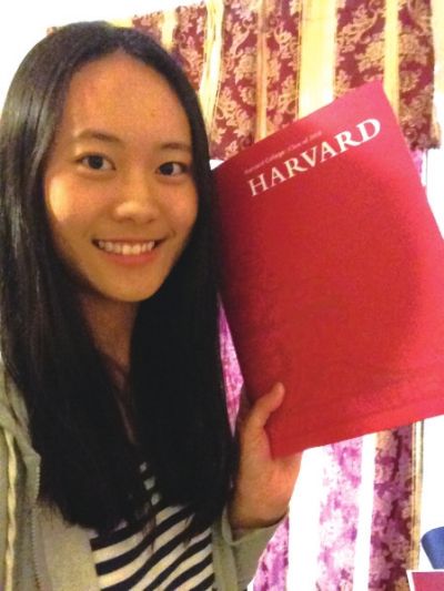 一米七二的身高，小麥色的皮膚，長發(fā)近乎及腰，灰色的連衣裙，當(dāng)“美范兒”十足的張媛琦出現(xiàn)在記者面前時，記者很難想象如此成熟的她才只有19歲。