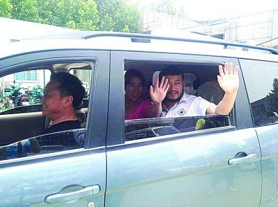 孫正龍和妻子、家人，揮手和醫(yī)護(hù)人員告別。張凌飛
