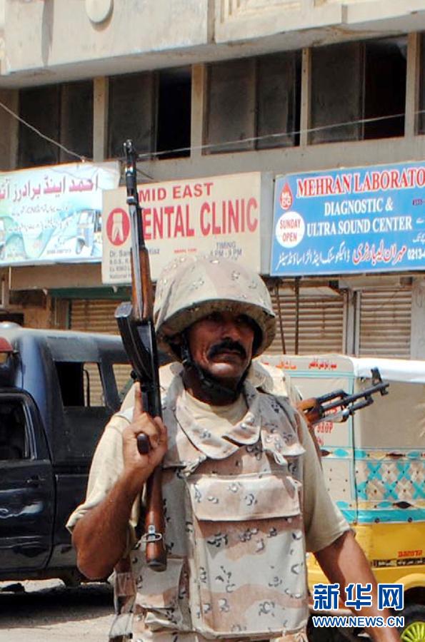 6月10日，在巴基斯坦南部城市卡拉奇真納國(guó)際機(jī)場(chǎng)附近，安全人員在街頭警戒。