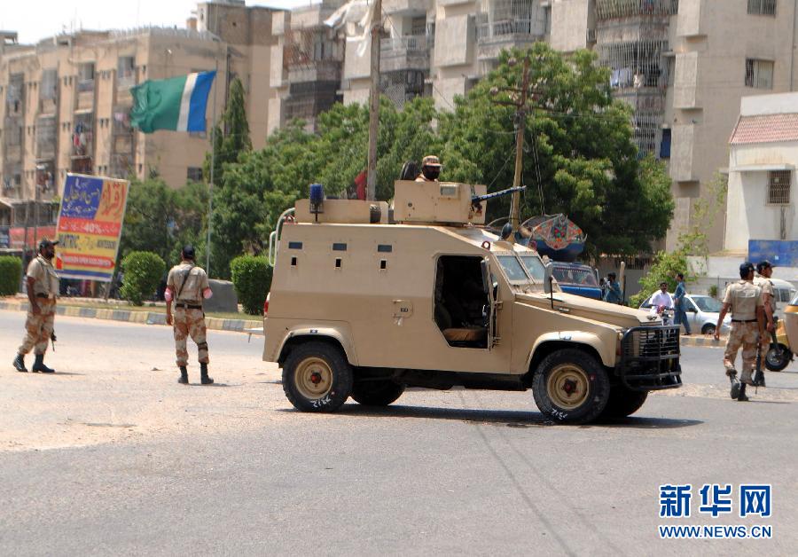 6月10日，在巴基斯坦南部城市卡拉奇真納國(guó)際機(jī)場(chǎng)附近，安全人員在街頭警戒。