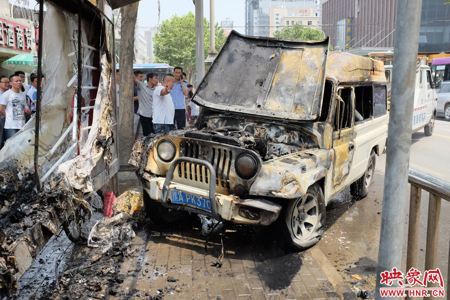 火災(zāi)撲滅后，交警部門將車進(jìn)行拖離。