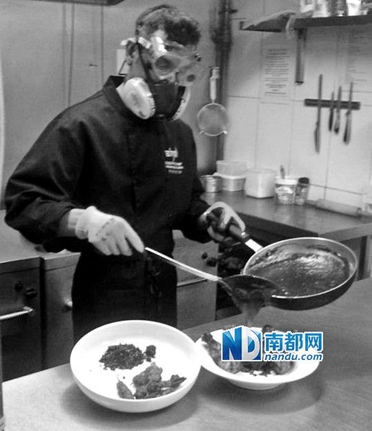 廚師在烹制最辣雞腿醬時(shí)要戴“防辣”面罩。