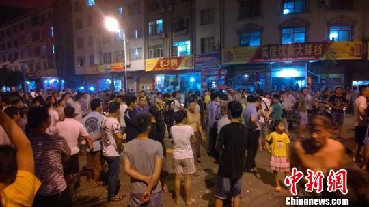 事發(fā)后民眾仍未離去。 王剛 攝