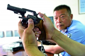 出發(fā)前,認真檢查槍械。