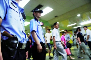 地鐵內(nèi),攜槍巡邏。